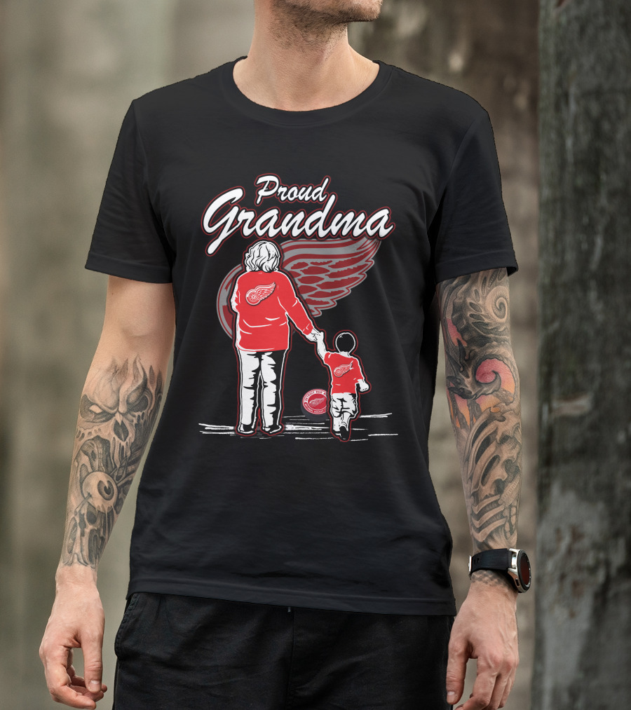 Proud Grandma Detroit Red Wings Family Bonding Winged Wheel Fans T-Shirt