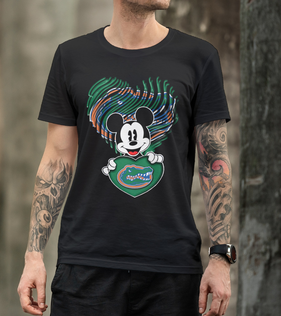 Mickey Mouse Holding Heart With Florida Gators T-Shirt