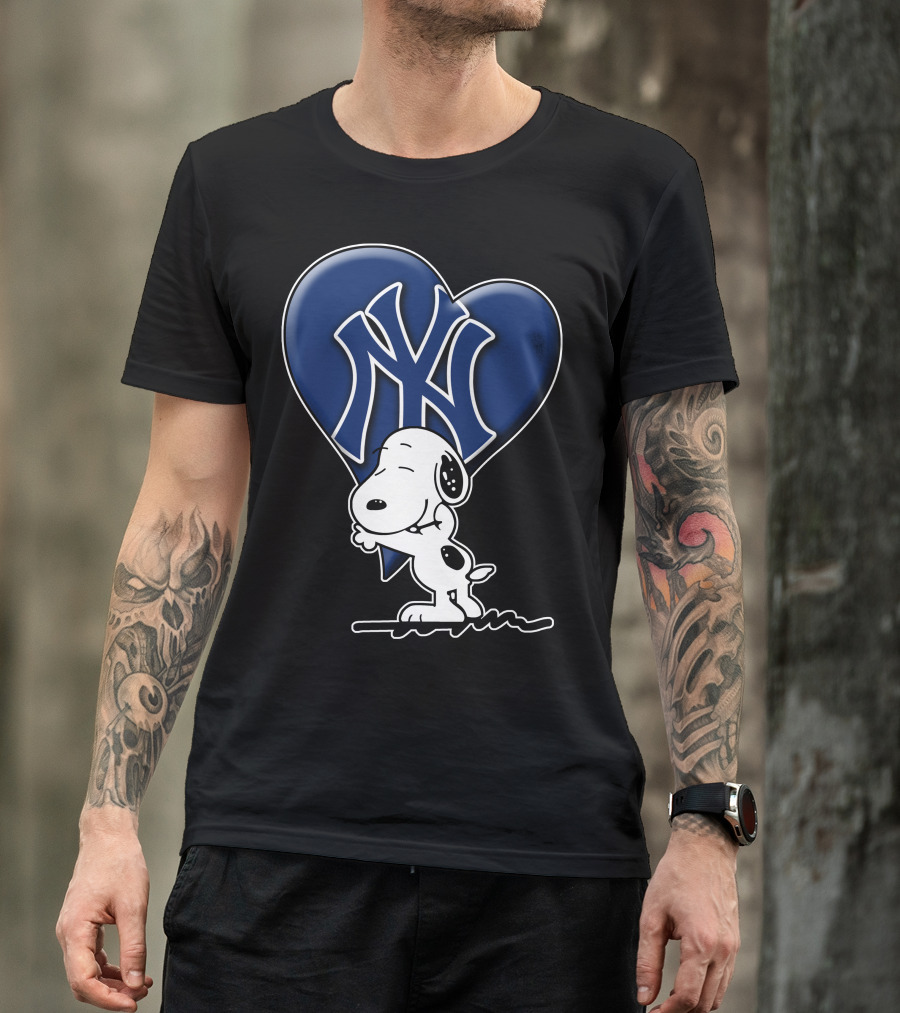 Snoopy Hugging Heart New York Yankees T-Shirt