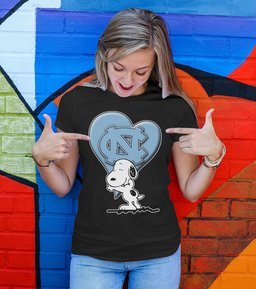 Snoopy Hugging North Carolina Tar Heels Logo Heart T-Shirt