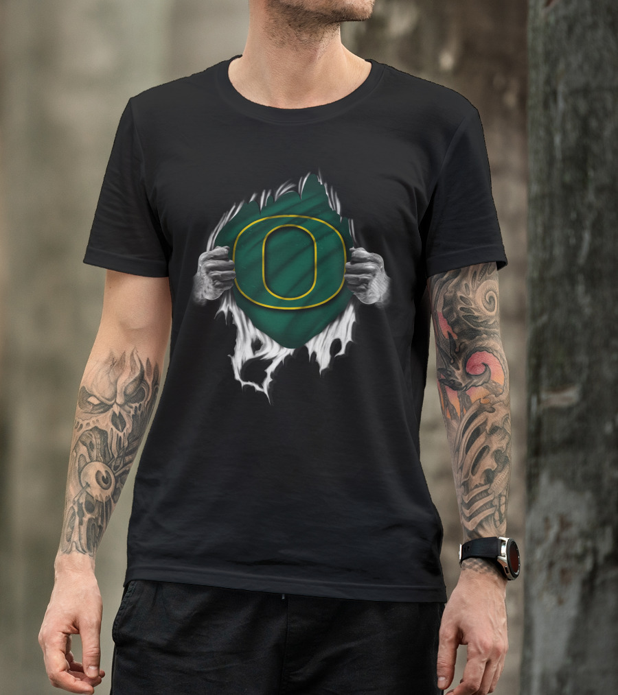 Oregon Ducks Torn Rip Look With Iconic O T-Shirt