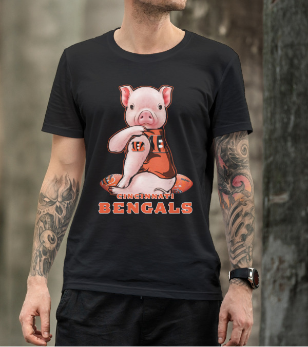CINCINNATI BENGALS Pig Holding Football T-Shirt