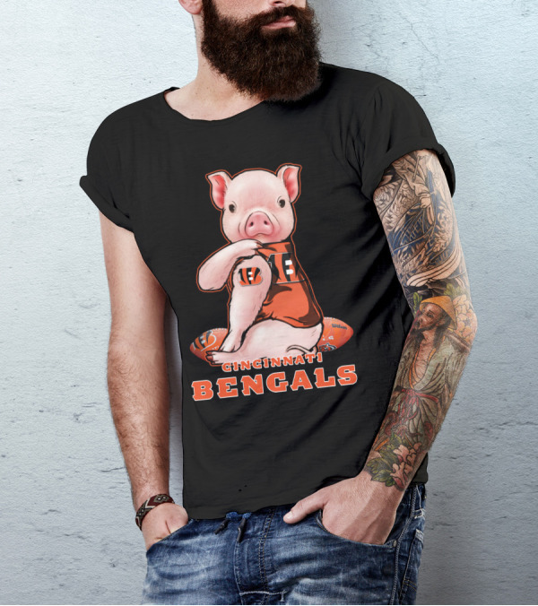 CINCINNATI BENGALS Pig Holding Football T-Shirt