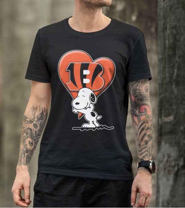 Snoopy Hugging Cincinnati Bengals Heart T-Shirt