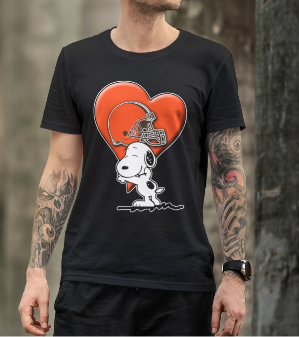 Snp CLEVELAND BROWNS Snoopy Hugging Heart Football Helmet T-Shirt