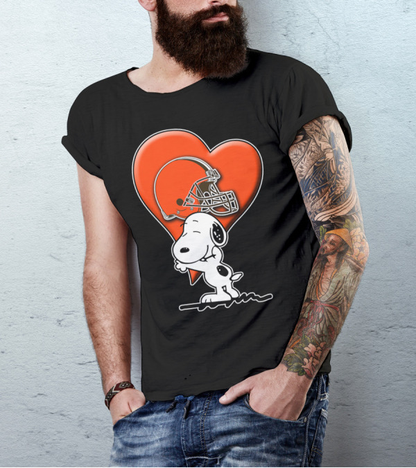 Snp CLEVELAND BROWNS Snoopy Hugging Heart Football Helmet T-Shirt