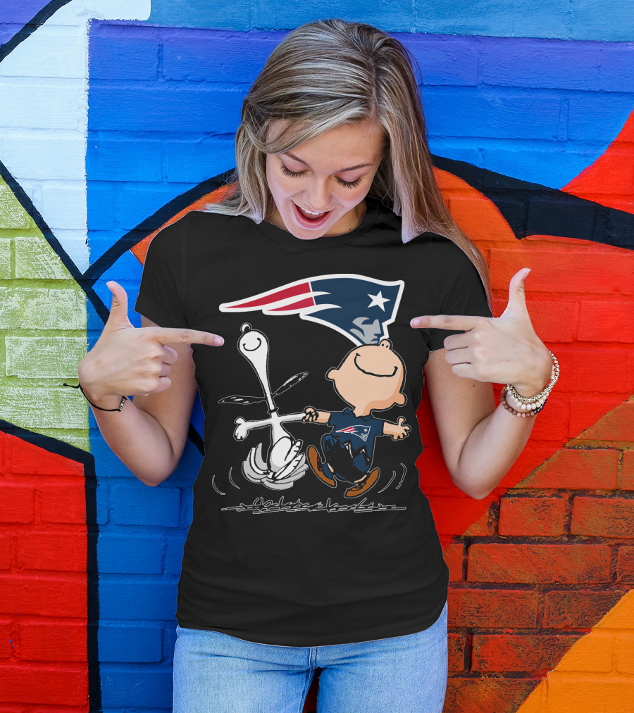 Snoopy And Charlie Brown Dancing With New England Patriots T-Shirt