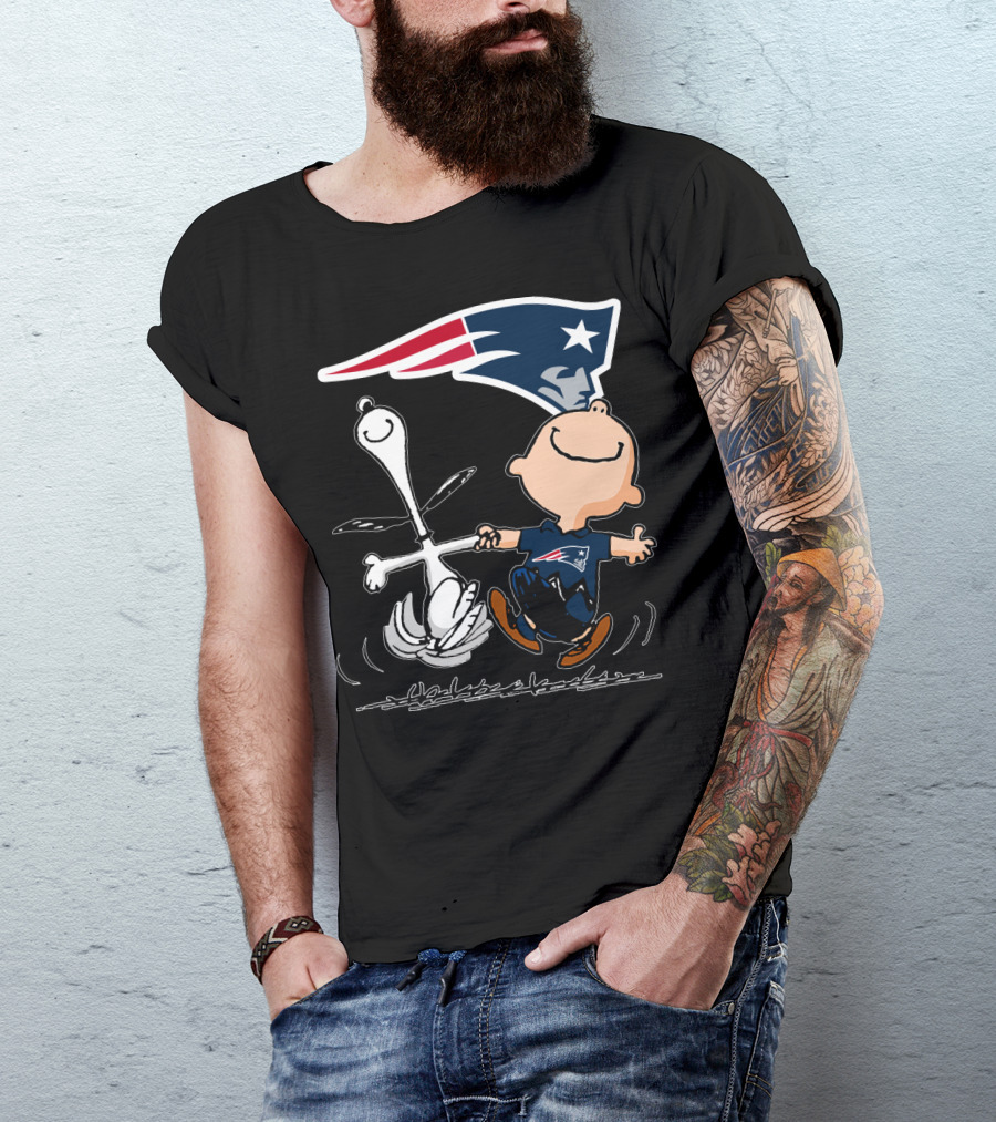 Snoopy And Charlie Brown Dancing With New England Patriots T-Shirt