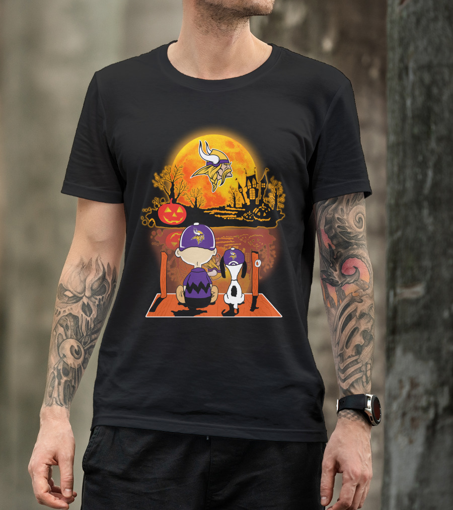 Minnesota Vikings Snoopy And Charlie Brown Halloween Pumpkin Moon T-Shirt