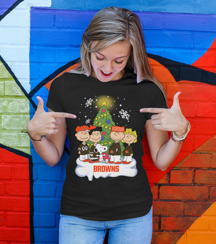 Snoopy Christmas Cleveland Browns Peanuts Characters Holiday Scene T-Shirt