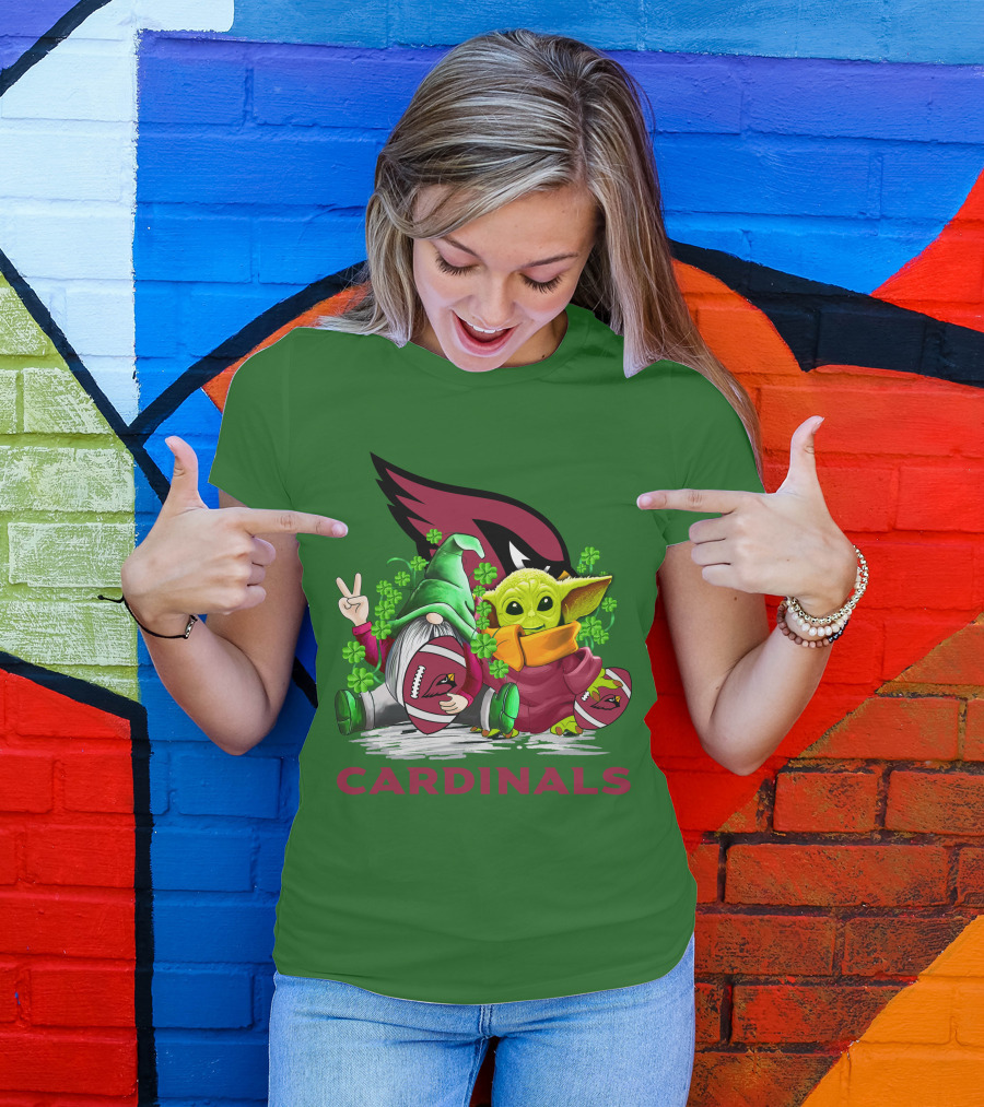Arizona Cardinals Football Patrick's Day Gnome And Baby Alien With Shamrocks T-Shirt