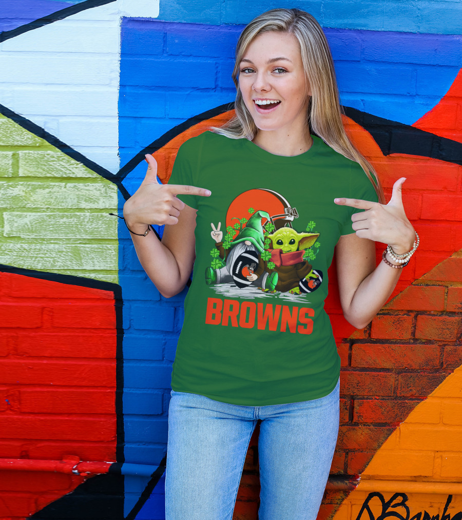 Cleveland Browns Football St. Patrick's Day Gnome And Baby Yoda T-Shirt
