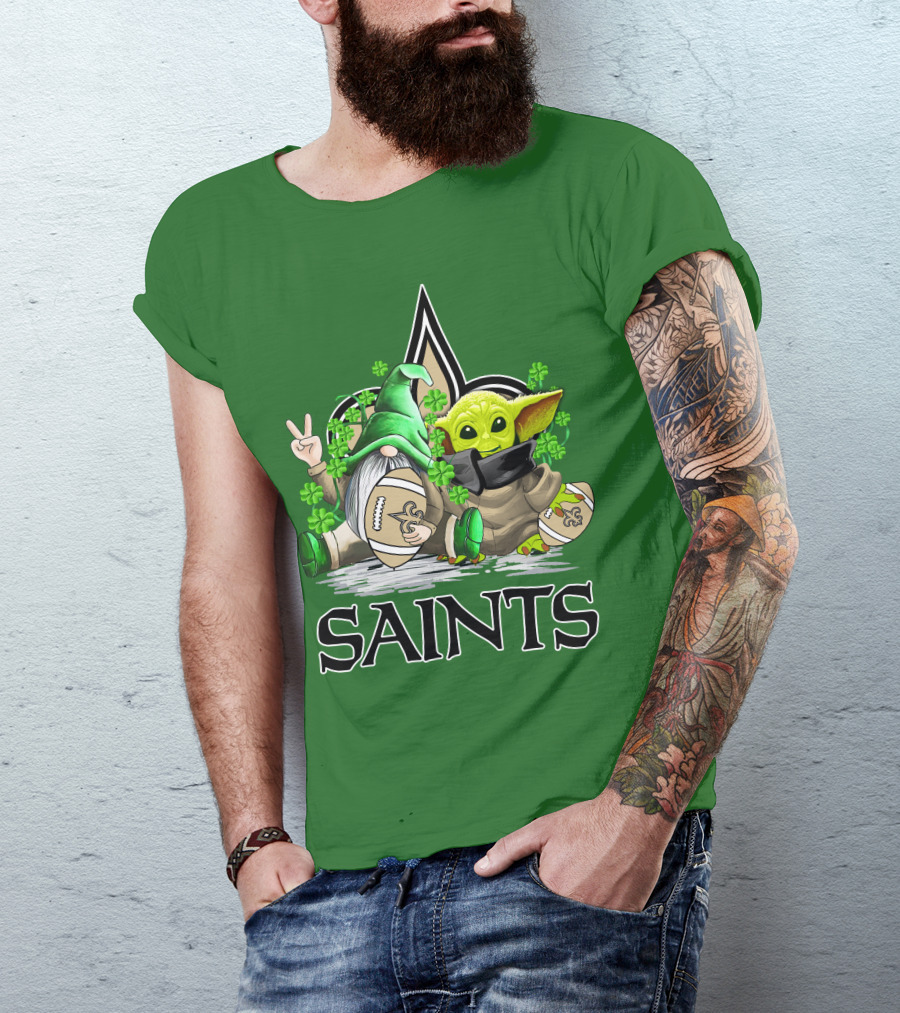 New Orleans Saints Football St. Patrick’s Day Gnome And Baby Alien With Shamrocks T-Shirt
