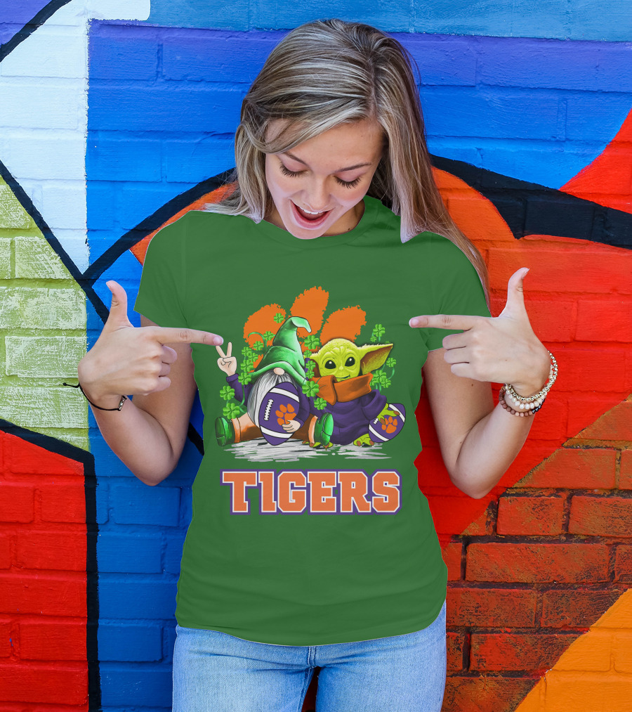 Clemson Tigers St. Patrick’s Day Football Gnome And Baby Yoda T-Shirt