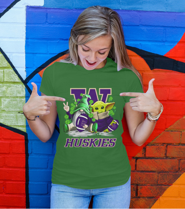 Washington Huskies Football St. Patrick’s Day Gnome And Baby Yoda With Shamrocks T-Shirt