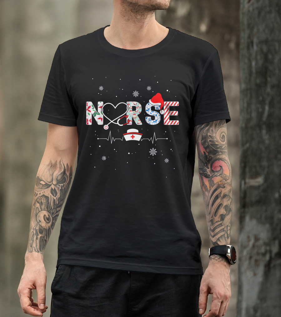 Nurse Christmas Santa Hat Stethoscope Heartbeat Snowflakes T-Shirt