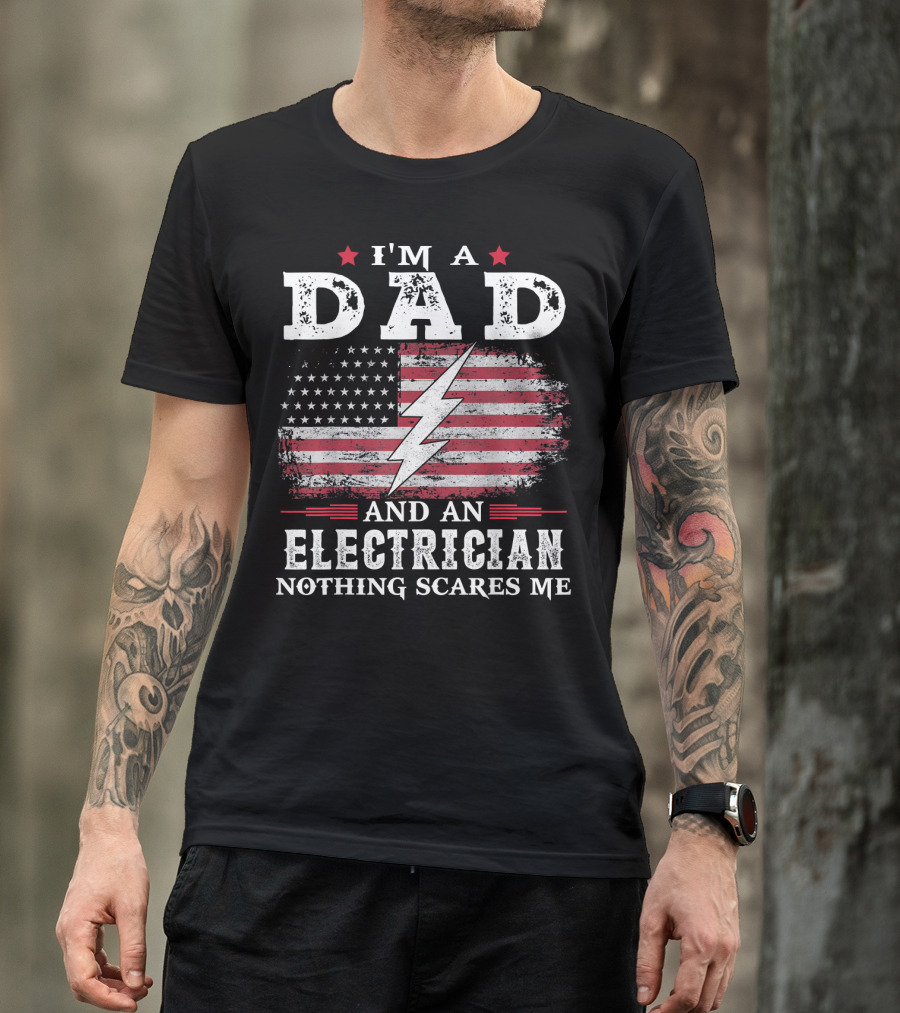 I'm A Dad And An Electrician Nothing Scares Me American Flag Lightning Bolt T-Shirt