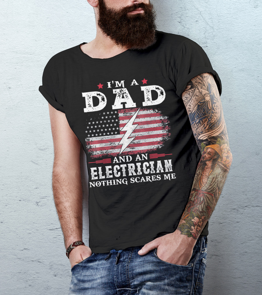 I'm A Dad And An Electrician Nothing Scares Me American Flag Lightning Bolt T-Shirt
