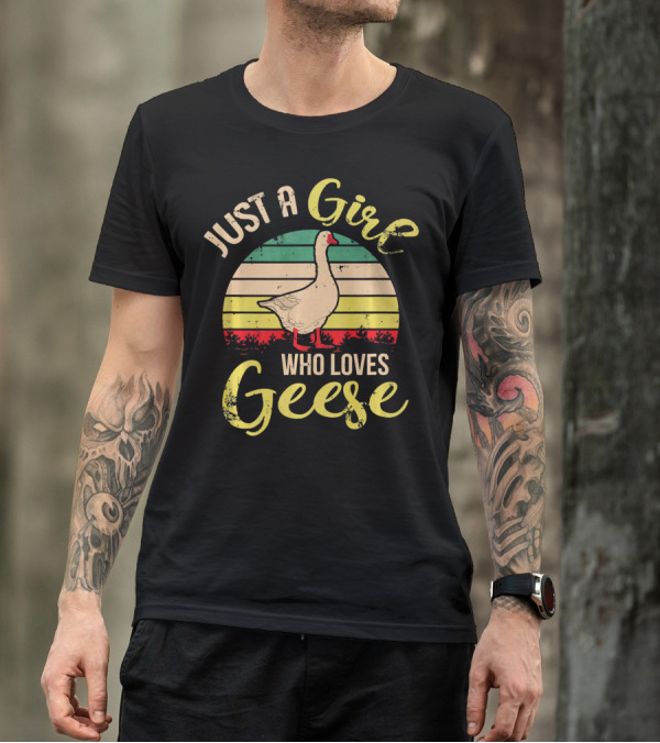 JUST A GIRL WHO LOVES GEESE GOOSE VINTAGE RETRO STRIPES T-Shirt