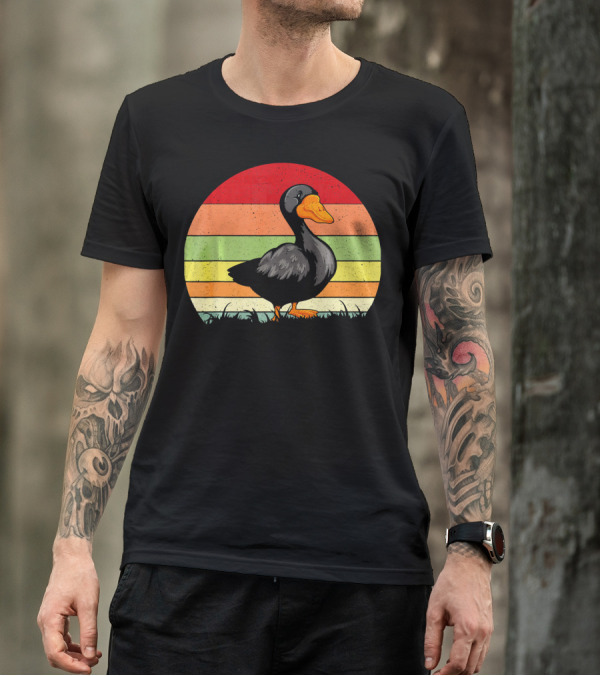 Retro Vintage Goose Animal Lover Striped Sunset Circle T-Shirt