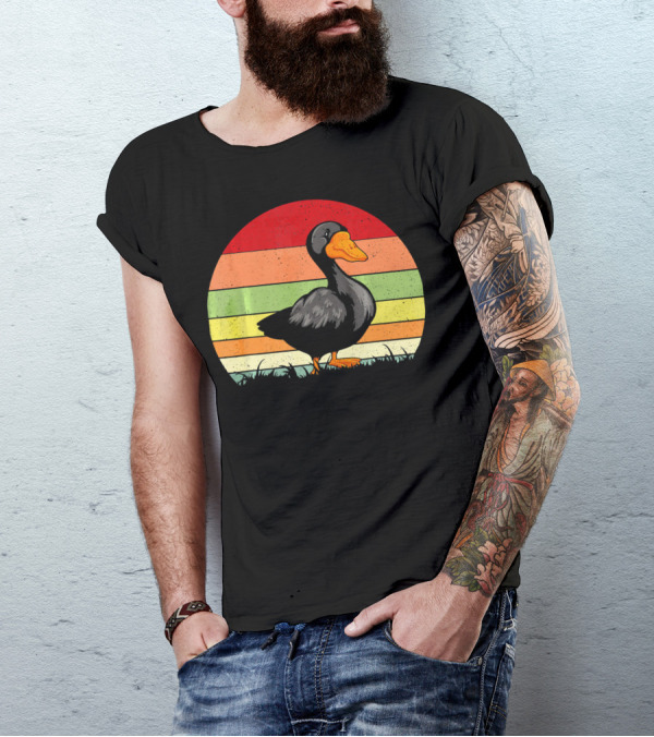Retro Vintage Goose Animal Lover Striped Sunset Circle T-Shirt