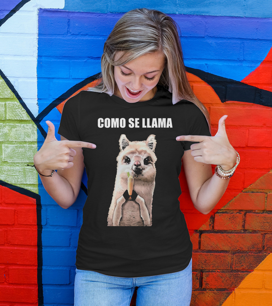 COMO SE LLAMA Llama Holding Drink T-Shirt