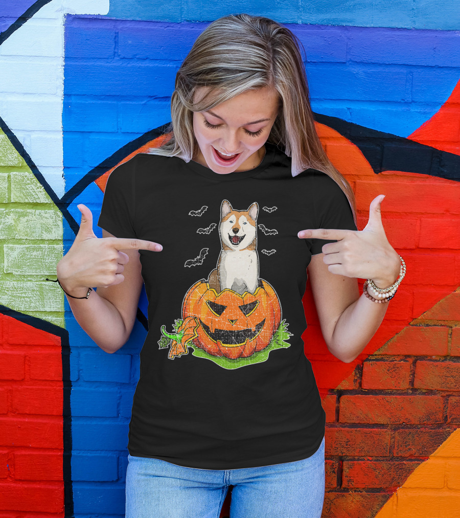 Adorable Akita Dog In Jack-O'-Lantern With Flying Bats Halloween Pumpkin T-Shirt