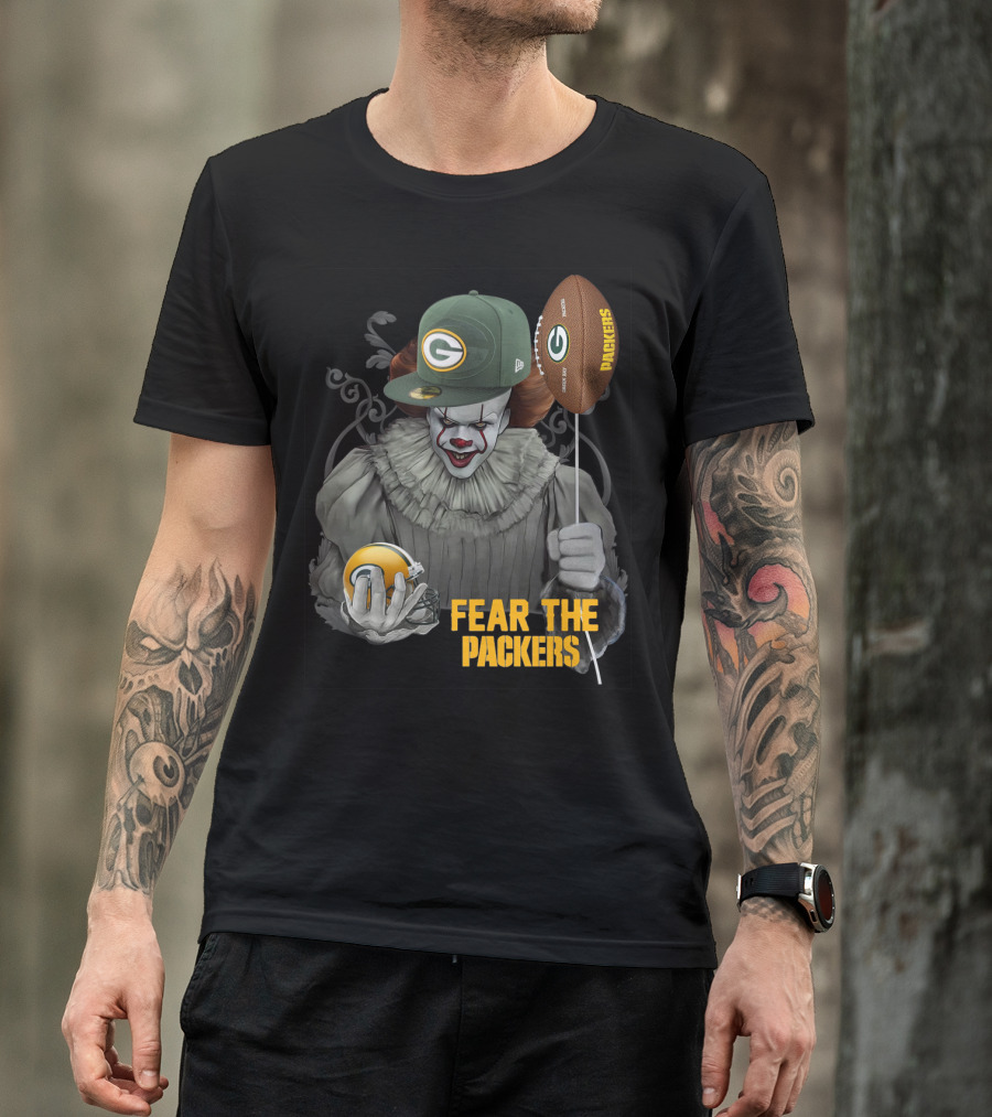 Pennywise Holding Green Bay Packers Balloon And Helmet Fear The Packers T-Shirt