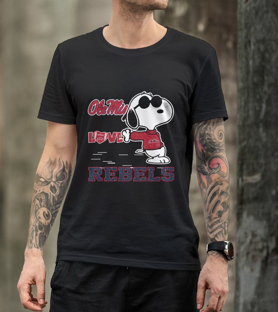 Snoopy Ole Miss Rebels Love Football T-Shirt