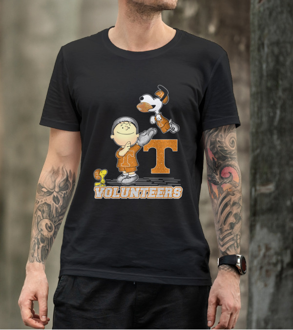 Snoopy Football Love Tennessee Volunteers Peanuts Characters T-Shirt