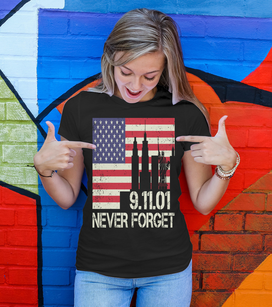 Vintage American Flag 9.11.01 Never Forget Statue Of Liberty And Twin Towers T-Shirt