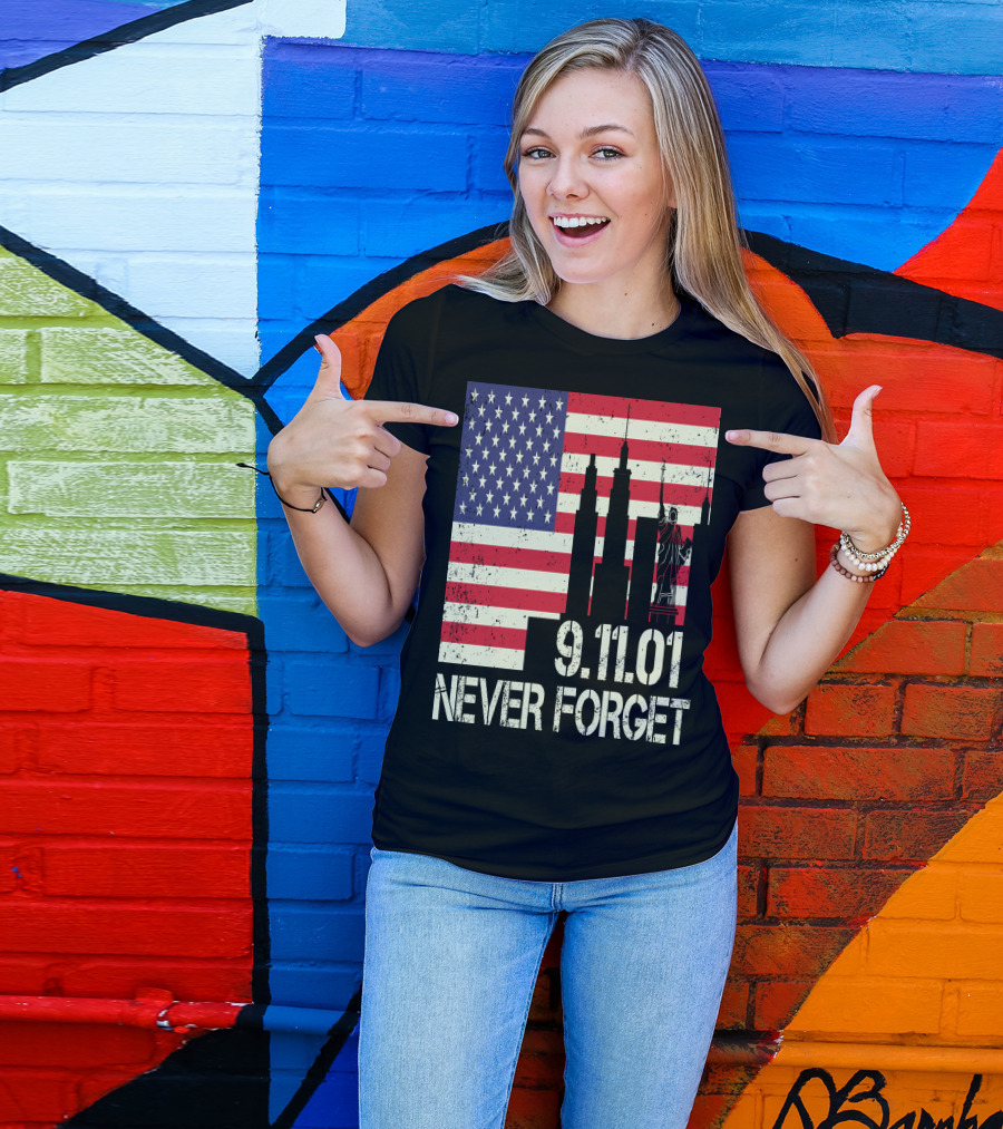 Vintage American Flag 9.11.01 Never Forget Statue Of Liberty And Twin Towers T-Shirt