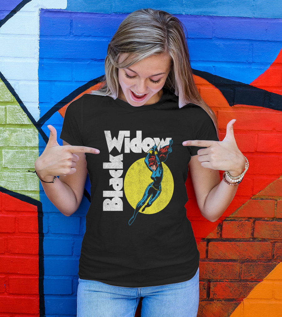 Black Widow Marvel Comic Circle Retro Heroic Pose T-Shirt
