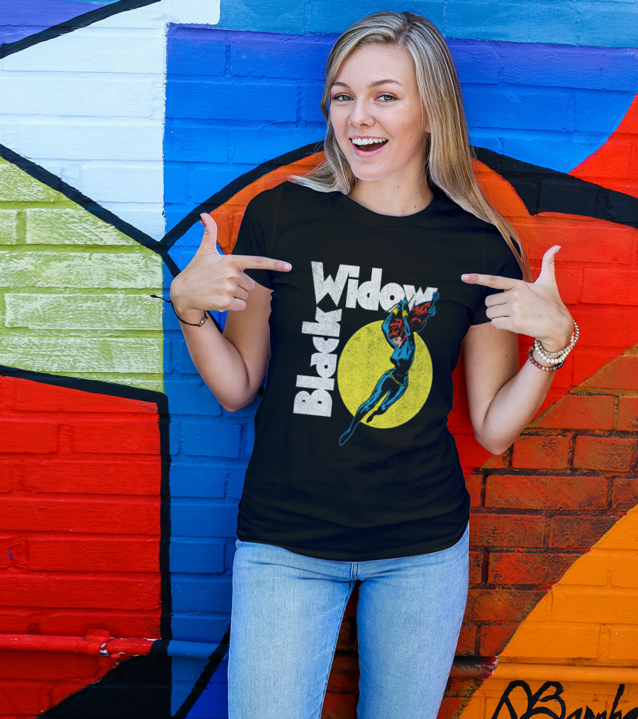 Black Widow Marvel Comic Circle Retro Heroic Pose T-Shirt