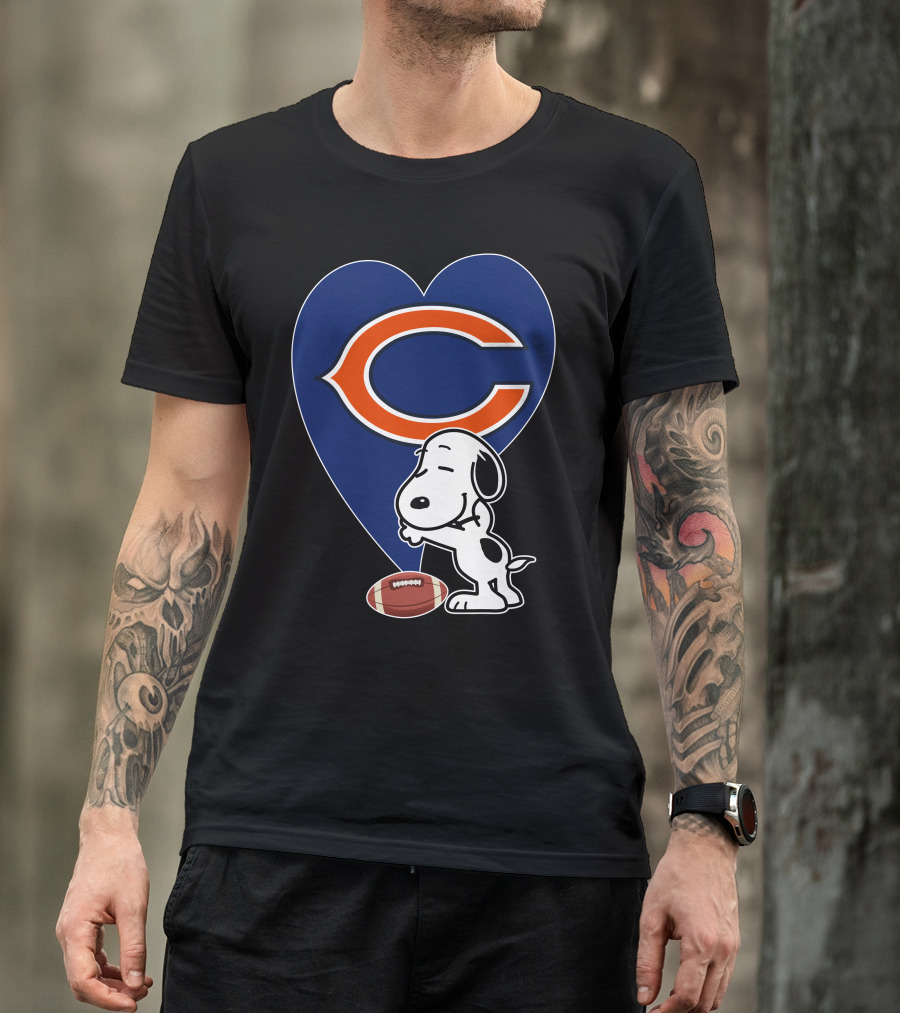 Chicago Bears Snoopy Hug Heart Football T-Shirt