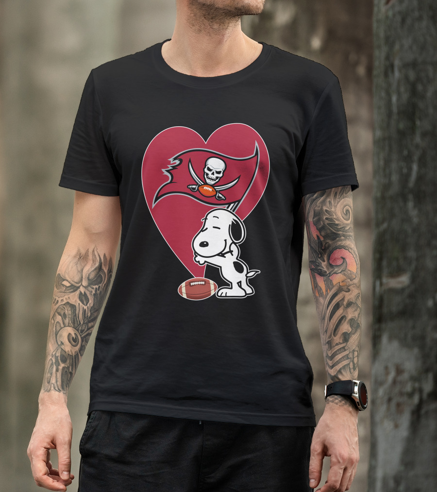 Tampa Bay Buccaneers Snoopy Heart Hug Football T-Shirt