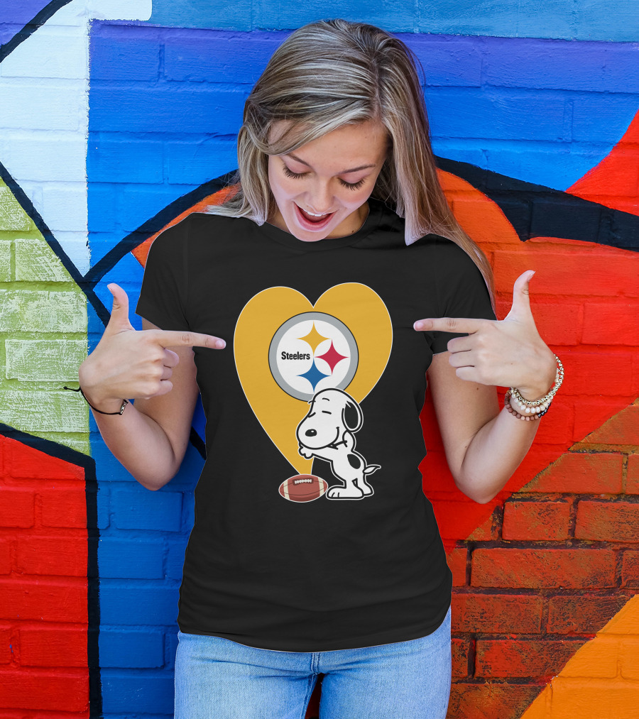 Pittsburgh Steelers Snoopy Hug Heart Football T-Shirt