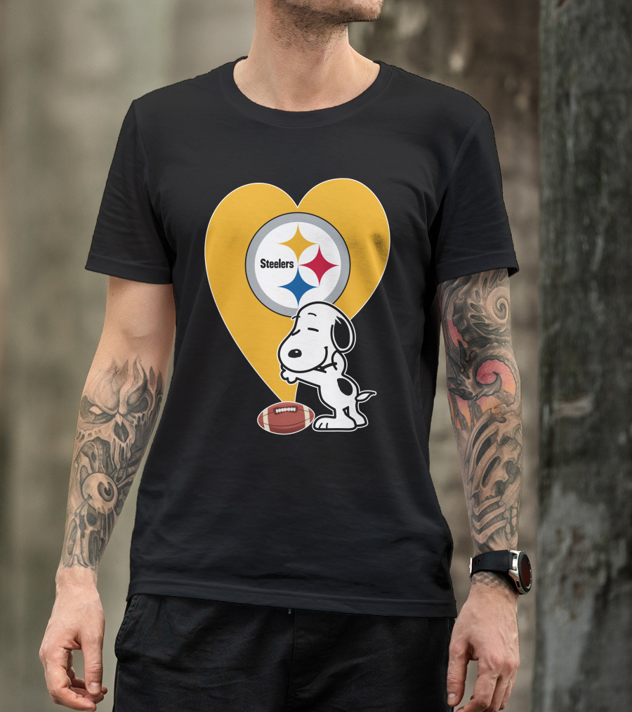 Pittsburgh Steelers Snoopy Hug Heart Football T-Shirt