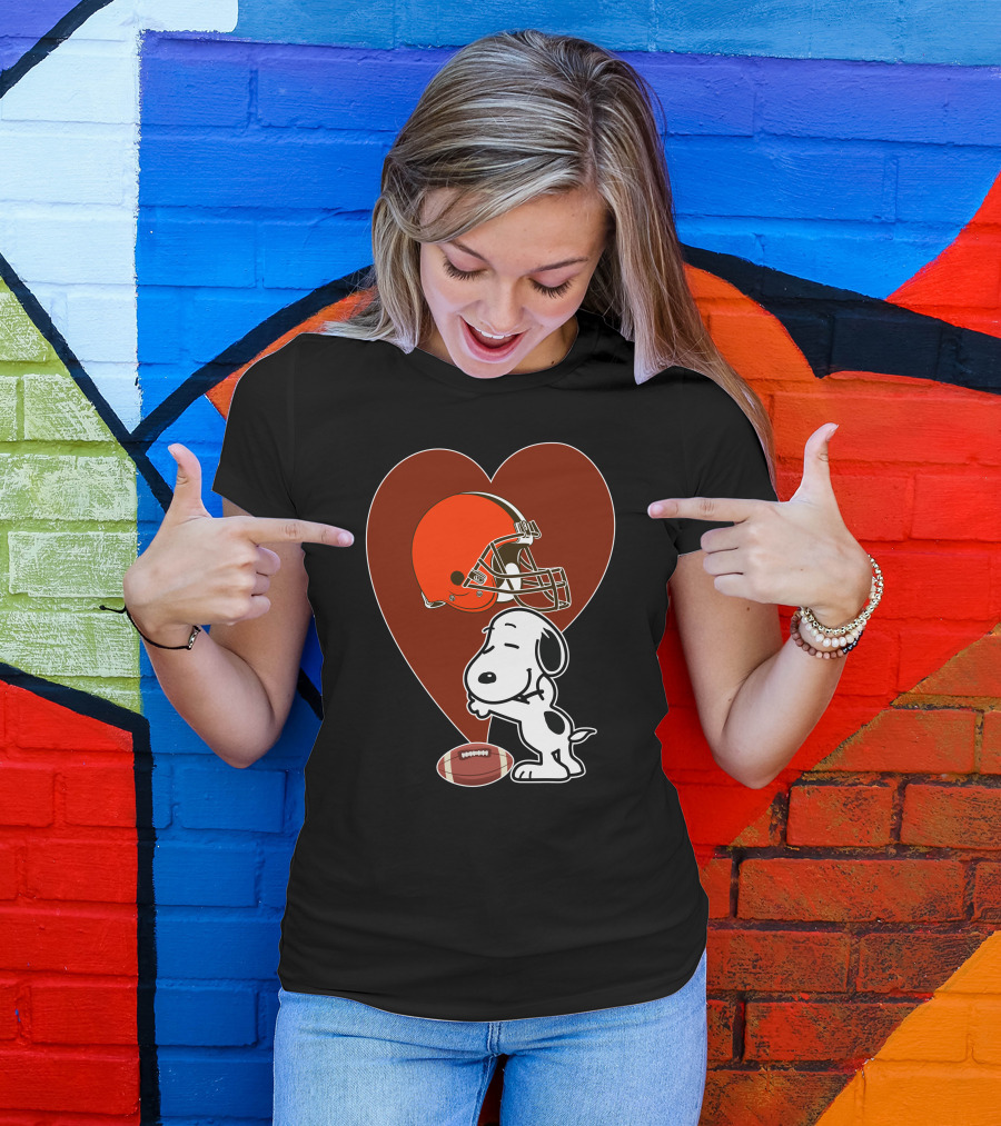 Cleveland Browns Snoopy Heart Football Helmet Hug T-Shirt