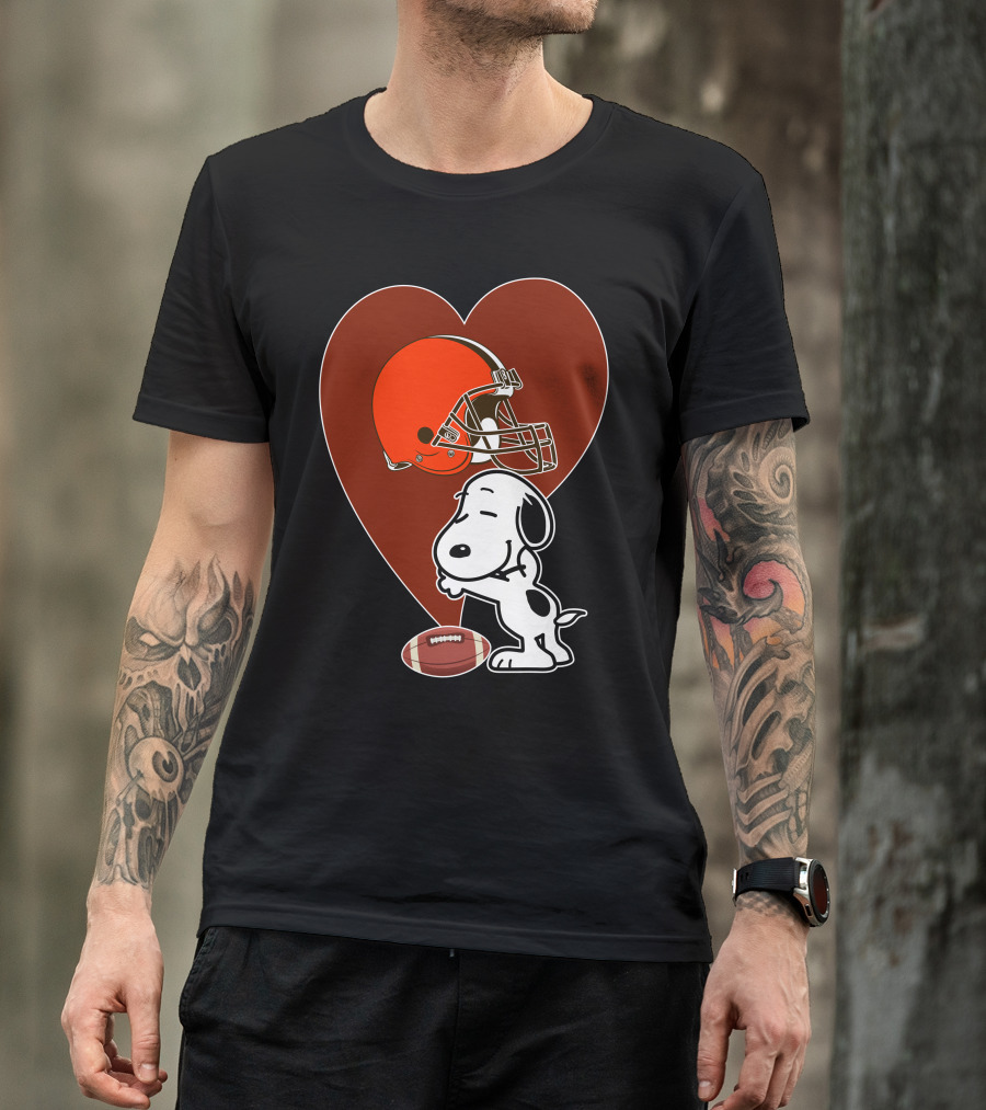 Cleveland Browns Snoopy Heart Football Helmet Hug T-Shirt