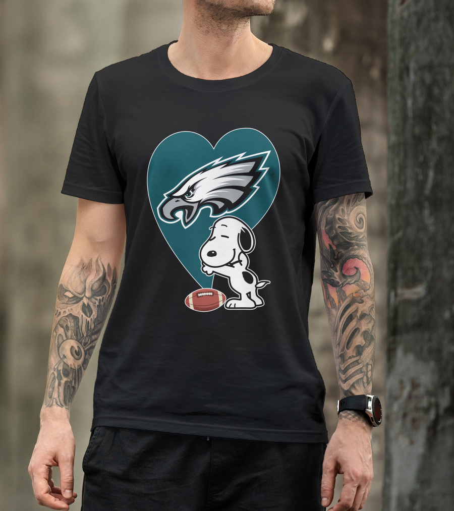 Philadelphia Eagles Snoopy Football Heart Hug T-Shirt