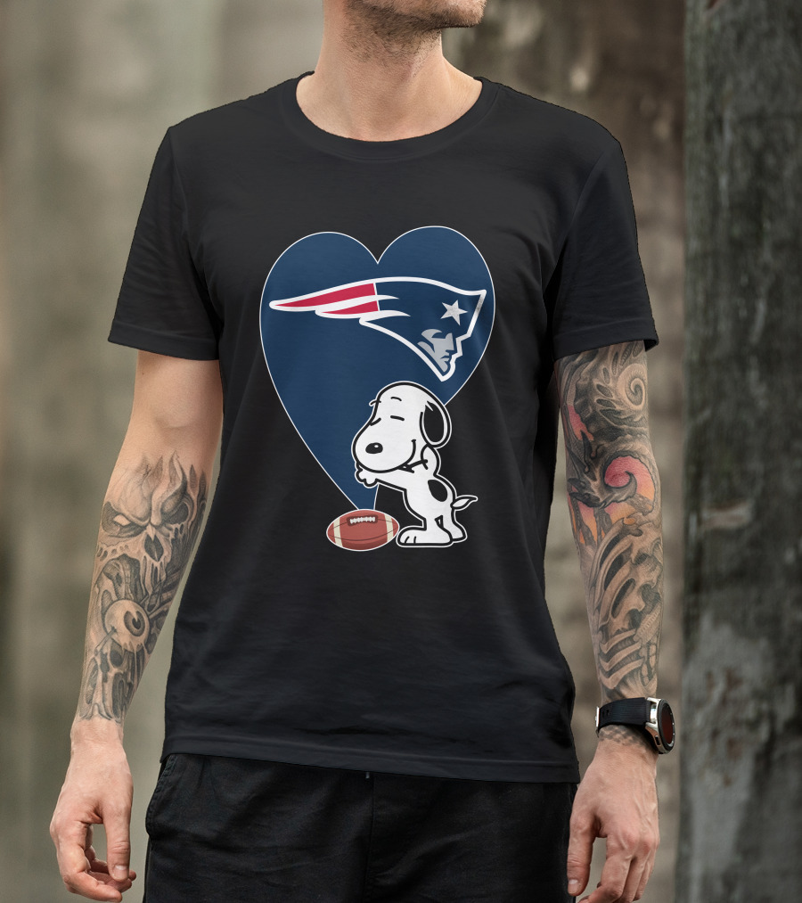Snoopy Hugging New England Patriots Heart With Football T-Shirt