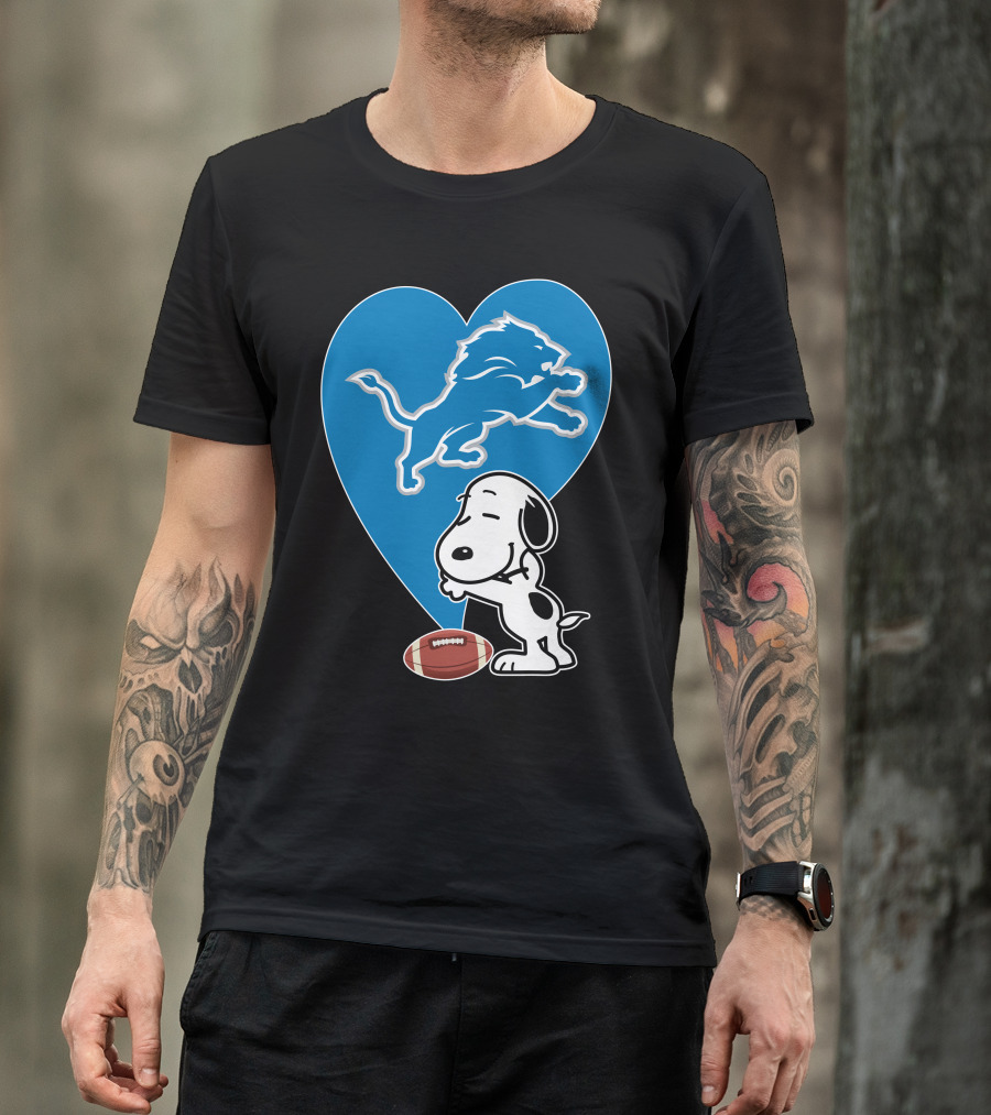 Detroit Lions Snoopy Heart Balloon Football Hug T-Shirt