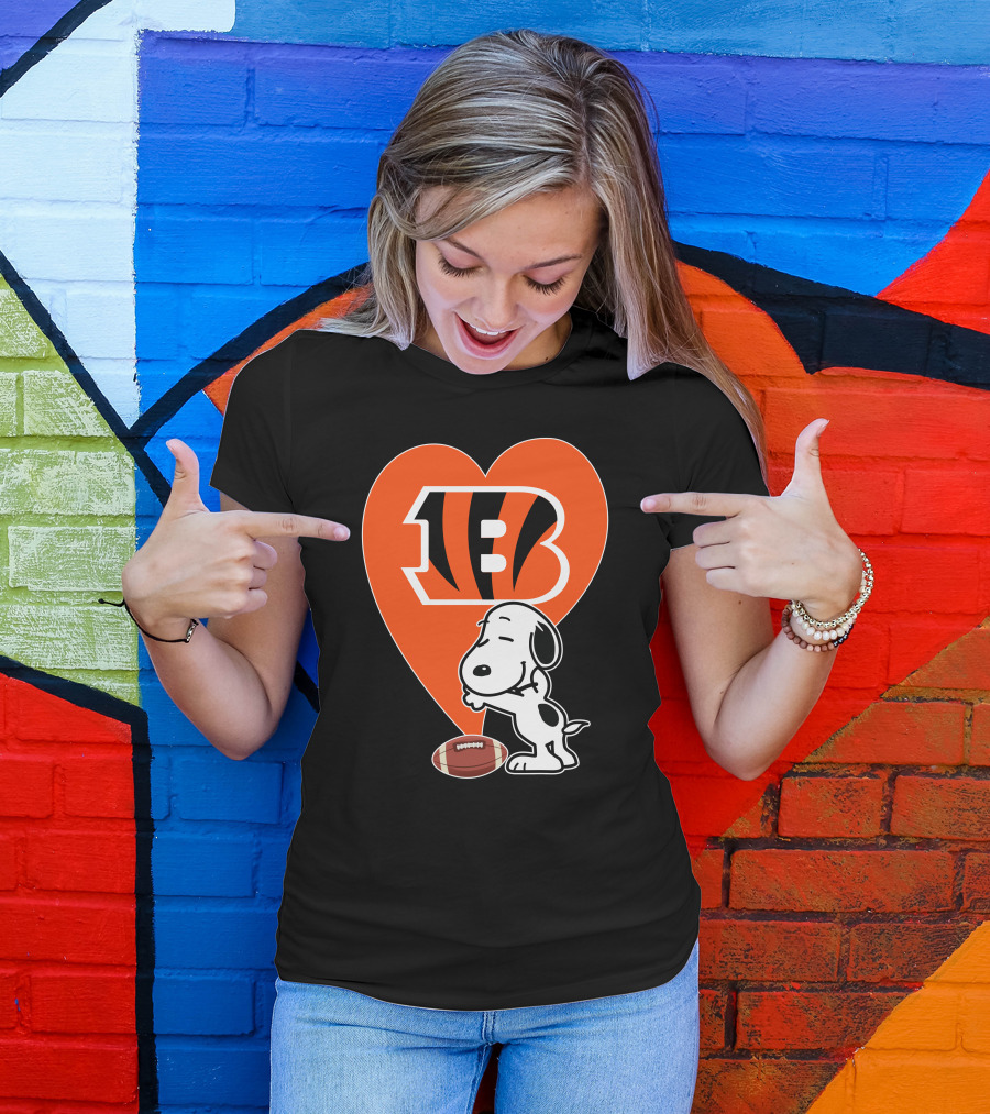 Cincinnati Bengals Snoopy Heart Football Hug T-Shirt