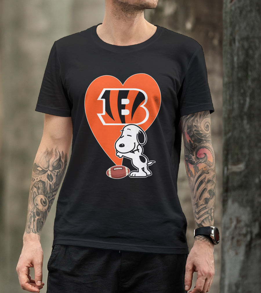 Cincinnati Bengals Snoopy Heart Football Hug T-Shirt