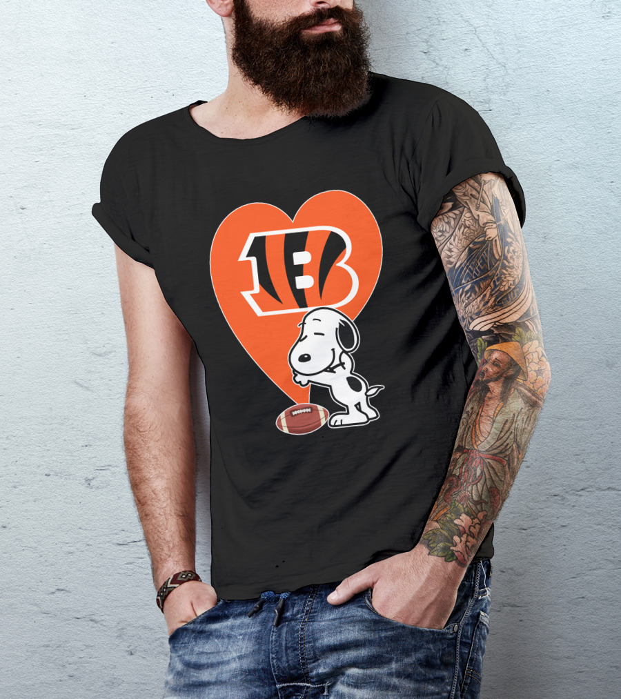 Cincinnati Bengals Snoopy Heart Football Hug T-Shirt