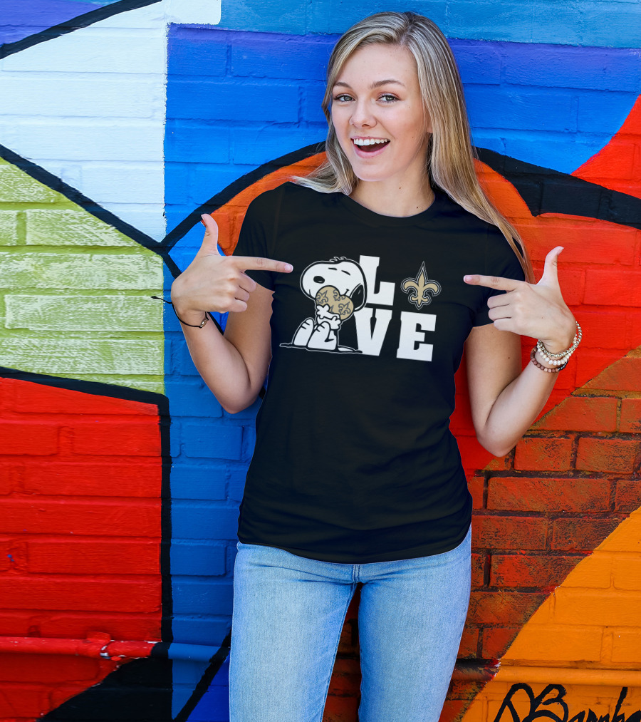 Snoopy Love New Orleans Saints Fleur-de-Lis Hug T-Shirt