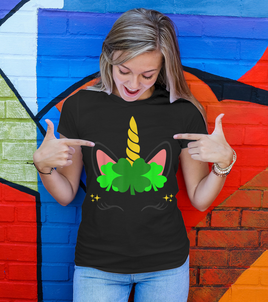 St. Patrick's Day Unicorn Face With Shamrock And Horn On Black背景 T-Shirt