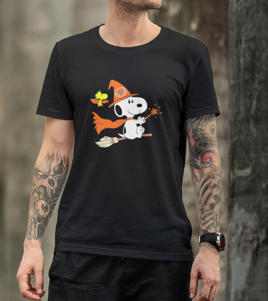 Snoopy Witch Chicago Bears Halloween Flying Broomstick Woodstock T-Shirt
