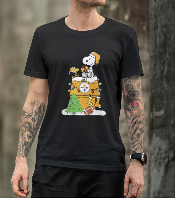 Snoopy And Pittsburgh Steelers Christmas Chimney Scene With Woodstock And Holiday Decorations T-Shirt